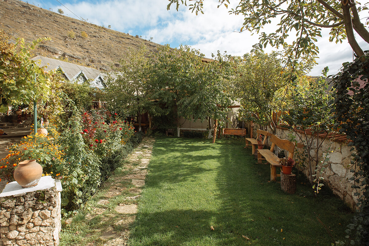 Garden beneath the cliffs at Casa de sub Stîncă